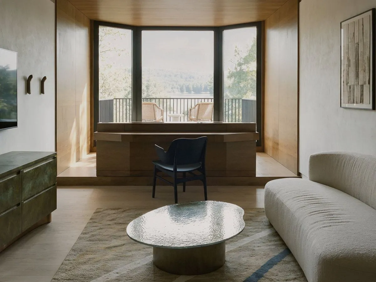 A lounge with a window seat onto the trees